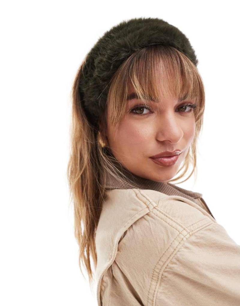 ASOS DESIGN - Stirnband aus Kunstpelz in Khaki-Grün von ASOS DESIGN