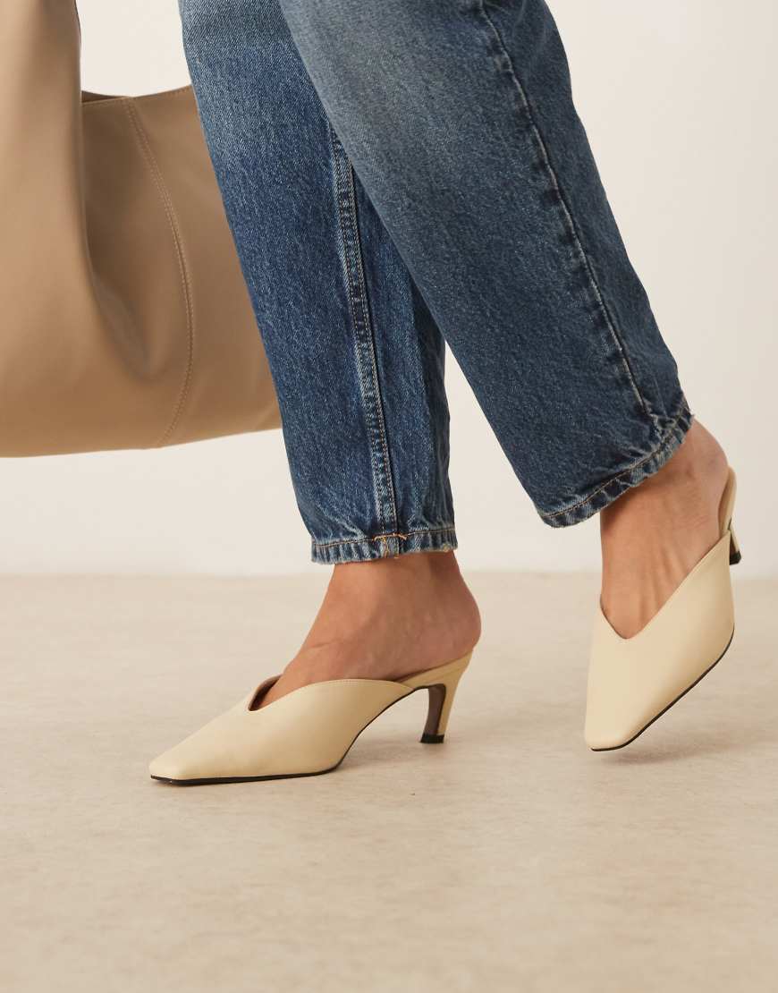 ASOS DESIGN - Storm - Mules in Buttermilchgelb mit kantiger Zehenpartie und mittelhohem Absatz von ASOS DESIGN