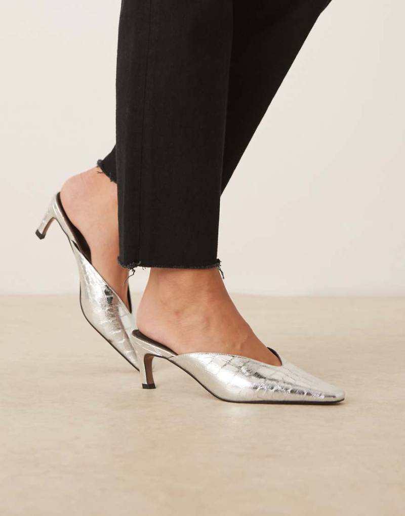 ASOS DESIGN - Storm - Mules in Kroko-Silber mit kantiger Zehenpartie und mittelhohem Absatz von ASOS DESIGN