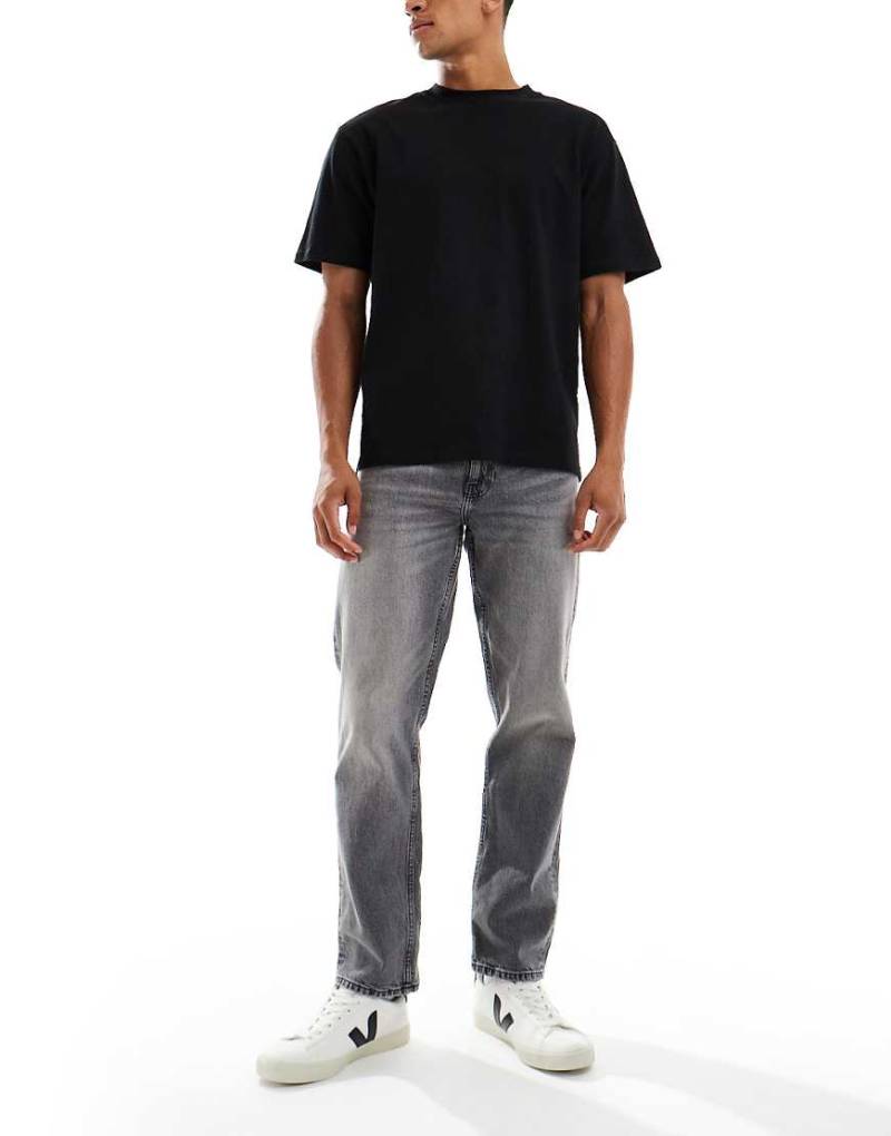 ASOS DESIGN - Straight-Fit-Jeans in grauer Waschung mit Stretch von ASOS DESIGN