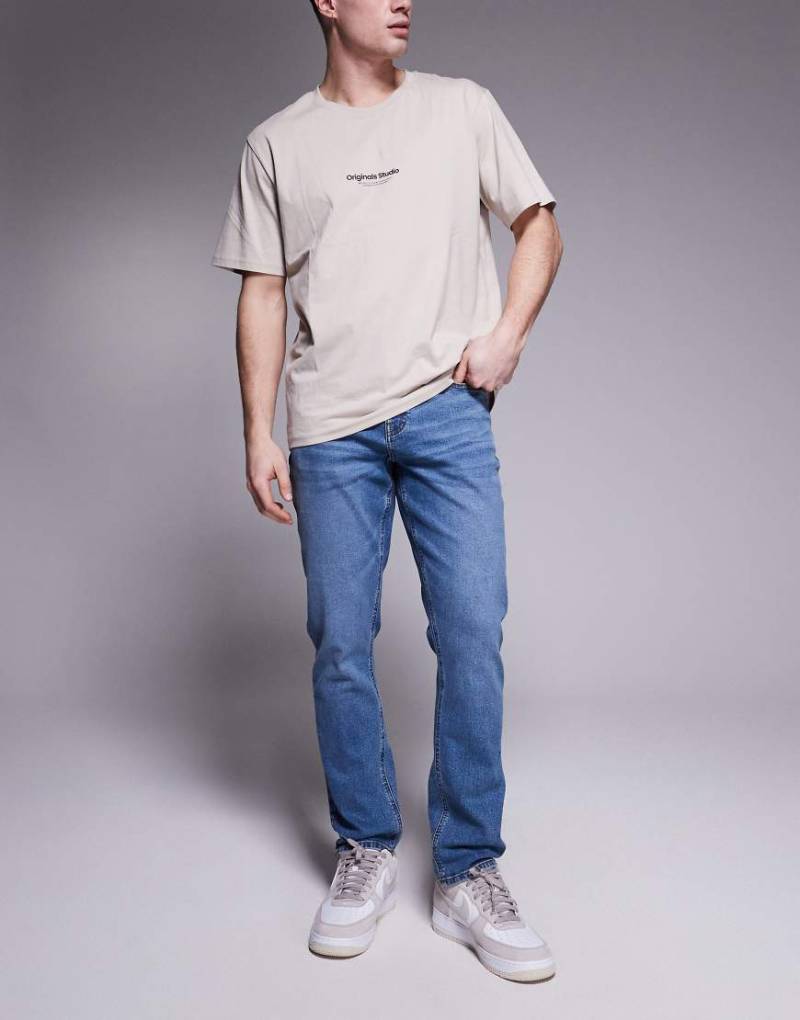 ASOS DESIGN - Straight-Fit-Jeans in grauer Waschung mit Stretch von ASOS DESIGN