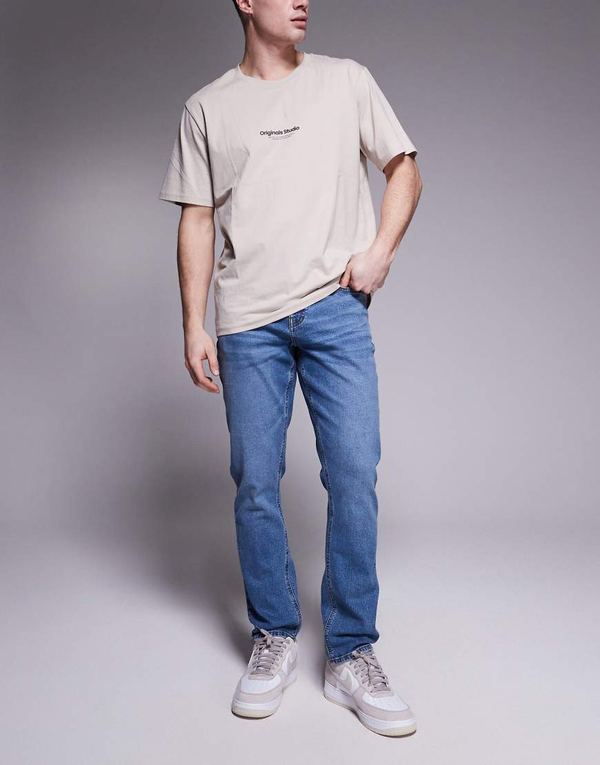 ASOS DESIGN - Straight-Fit-Jeans in grauer Waschung mit Stretch von ASOS DESIGN
