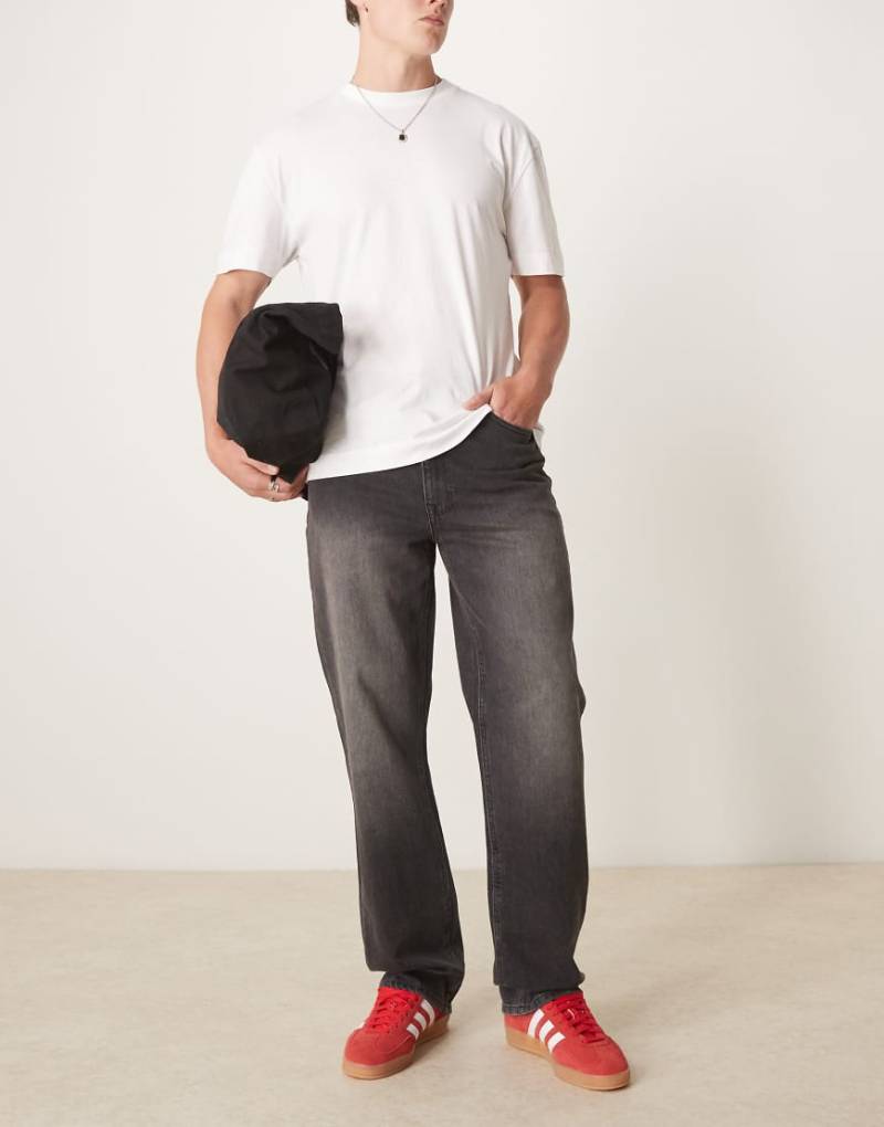 ASOS DESIGN - Straight-Fit-Jeans in verwaschenem Schwarz mit Stretch von ASOS DESIGN