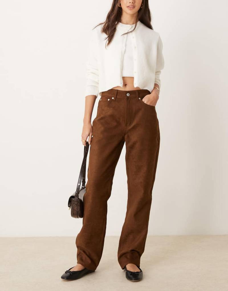 ASOS DESIGN - Straight Jeans im 90er-Stil aus Wildlederimitat in Hellbraun von ASOS DESIGN