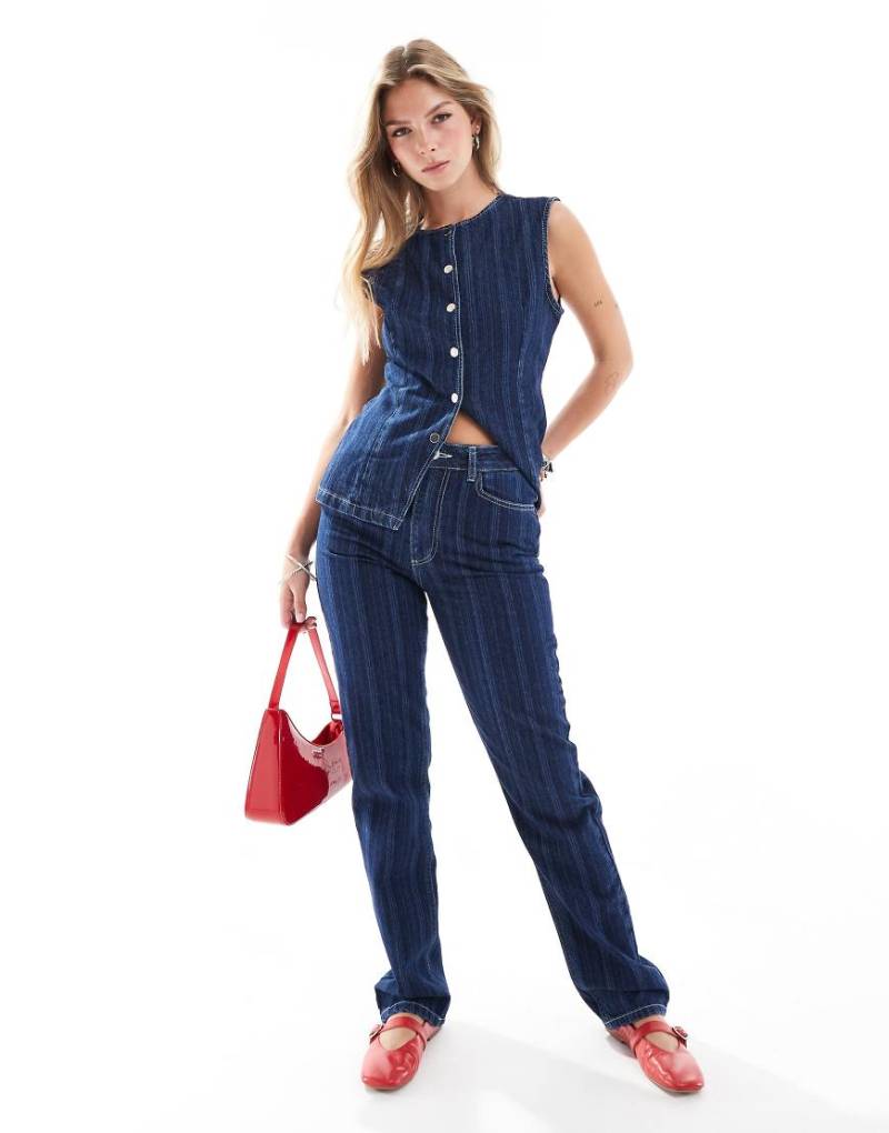 ASOS DESIGN - Straight Jeans im 90er-Stil in gestreiftem Blau von ASOS DESIGN