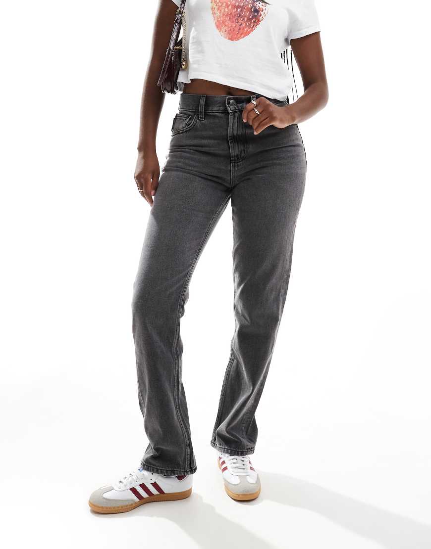 ASOS DESIGN - Straight Jeans in Grau mit mittelhohem Bund von ASOS DESIGN
