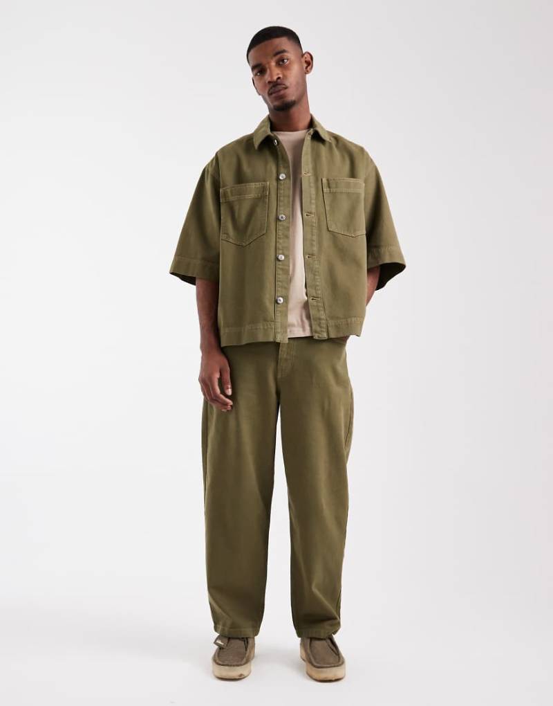 ASOS DESIGN - Straight Jeans in Khaki mit lockerer Passform, Kombiteil-Grün von ASOS DESIGN