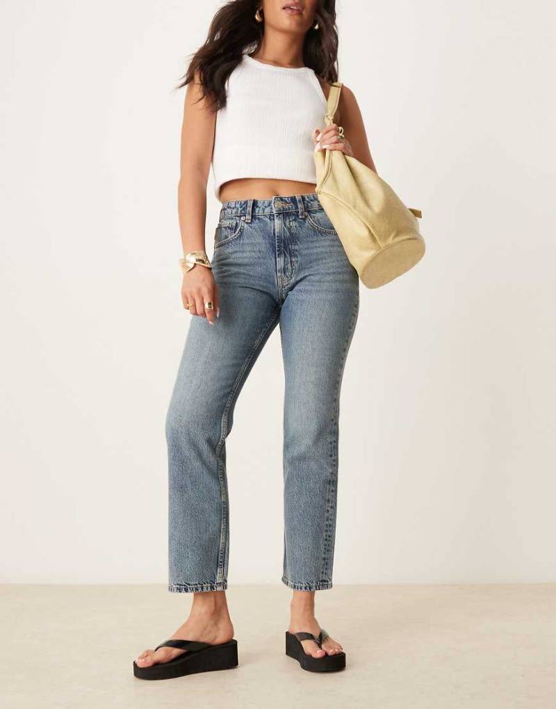 ASOS DESIGN - Gerade geschnittene Jeans im Stil der 90er-Jahre mit Vintage-Waschung-Grau von ASOS DESIGN