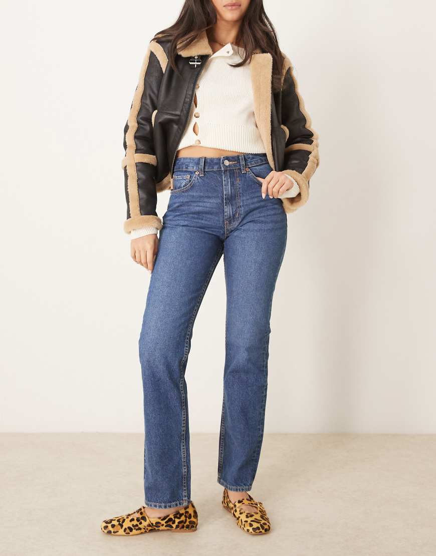 ASOS DESIGN - Straight Jeans in dunkler mittlerer Waschung mit mittelhohem Bund-Blau ASOS DESIGN - Straight Jeans in dunkler mittlerer Waschung mit mittelhohem Bund-Blau von ASOS DESIGN