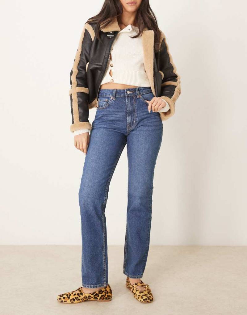 ASOS DESIGN - Straight Jeans in dunkler mittlerer Waschung mit mittelhohem Bund-Blau von ASOS DESIGN