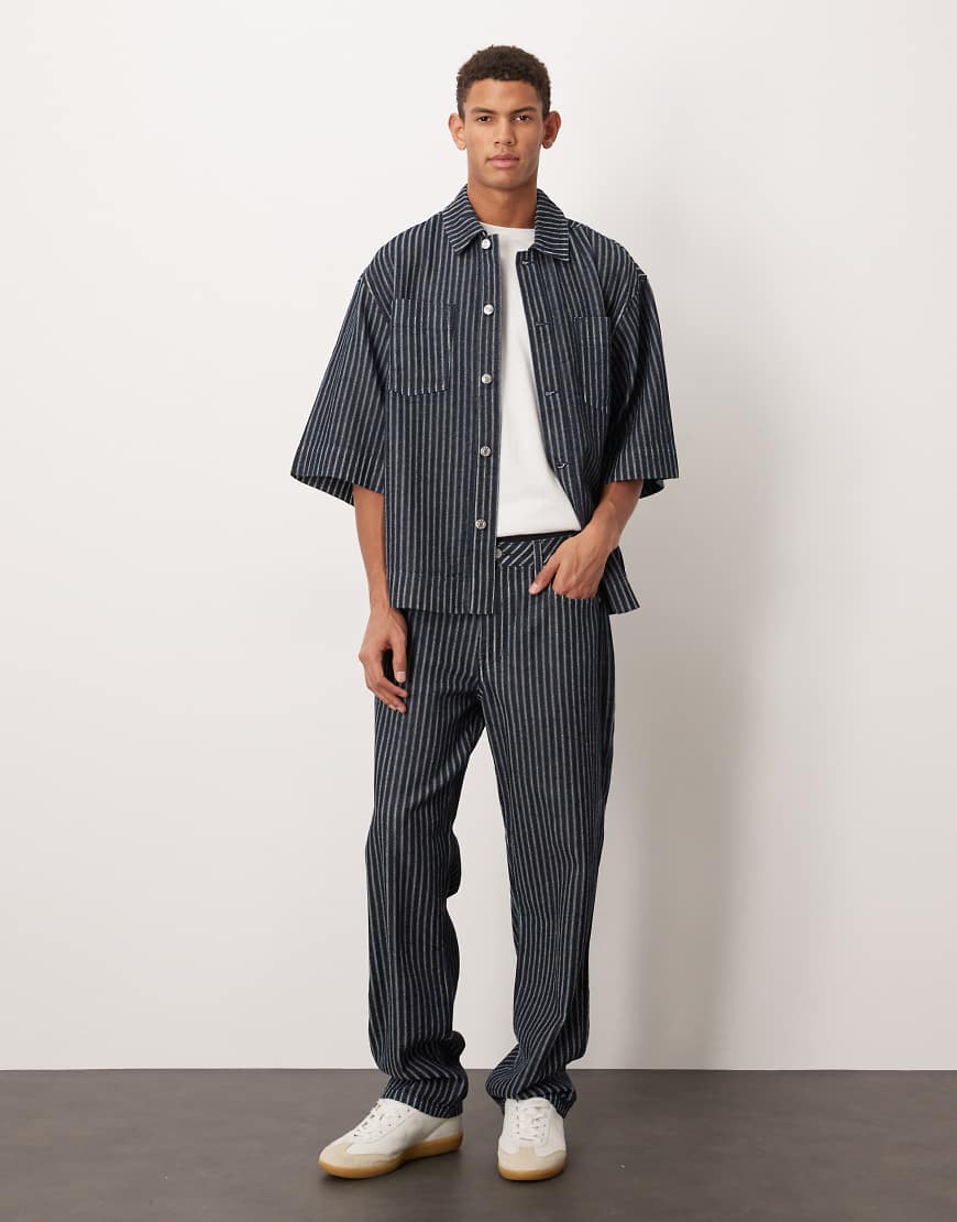 ASOS DESIGN - Straight Jeans in gestreifter Raw-Waschung, Kombiteil-Blau von ASOS DESIGN