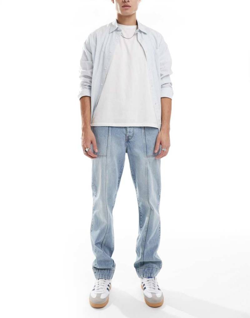 ASOS DESIGN - Jeans in hellblauer Waschung mit geradem Schnitt und Stoffbahnen von ASOS DESIGN