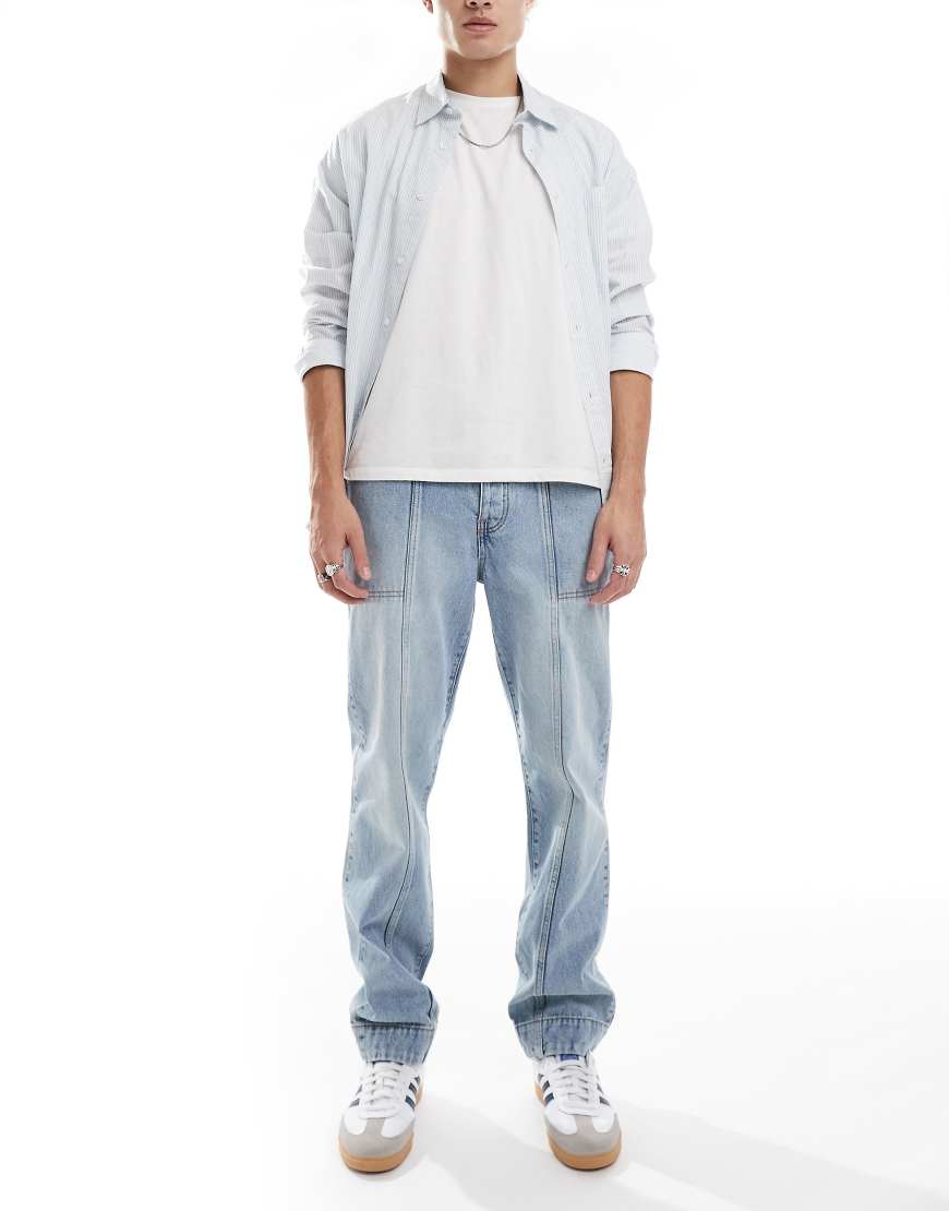 ASOS DESIGN - Jeans in hellblauer Waschung mit geradem Schnitt und Stoffbahnen von ASOS DESIGN