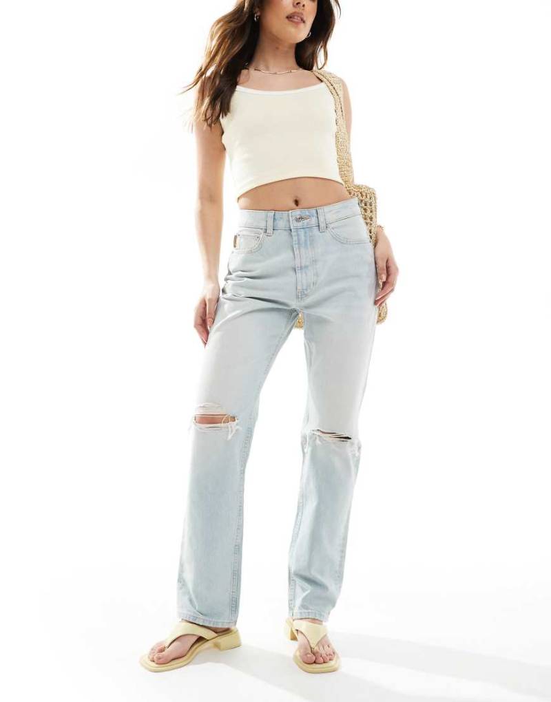 ASOS DESIGN - Straight Jeans in heller Waschung mit Rissen und mittelhohem Bund-Blau von ASOS DESIGN