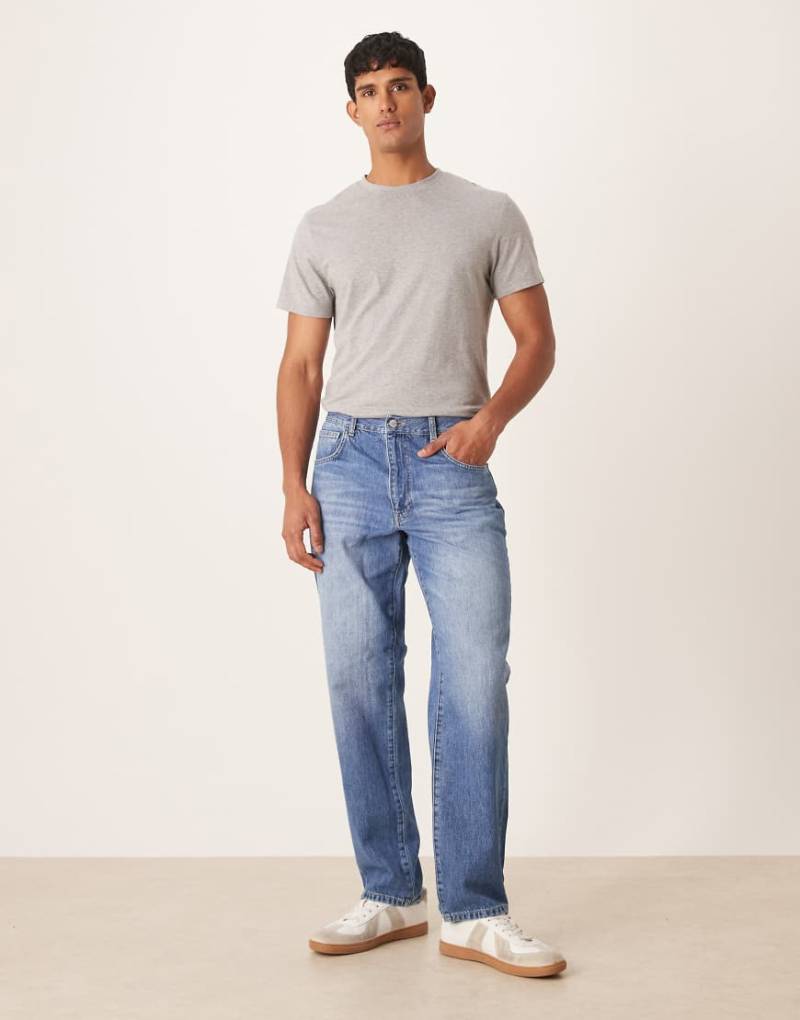 ASOS DESIGN - Straight Jeans in mittelblauer Vintage-Waschung von ASOS DESIGN