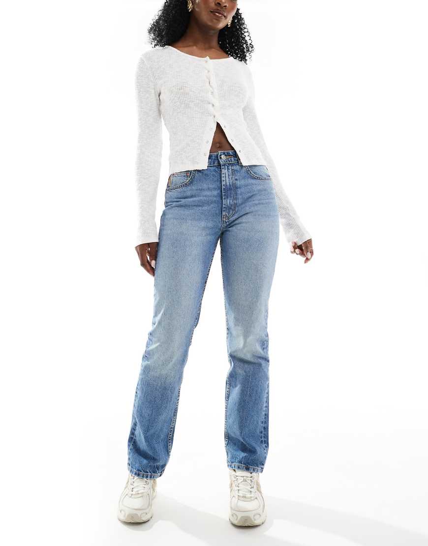 ASOS DESIGN - Straight Jeans in mittlerer Waschung mit mittelhohem Bund-Blau ASOS DESIGN - Straight Jeans in mittlerer Waschung mit mittelhohem Bund-Blau von ASOS DESIGN