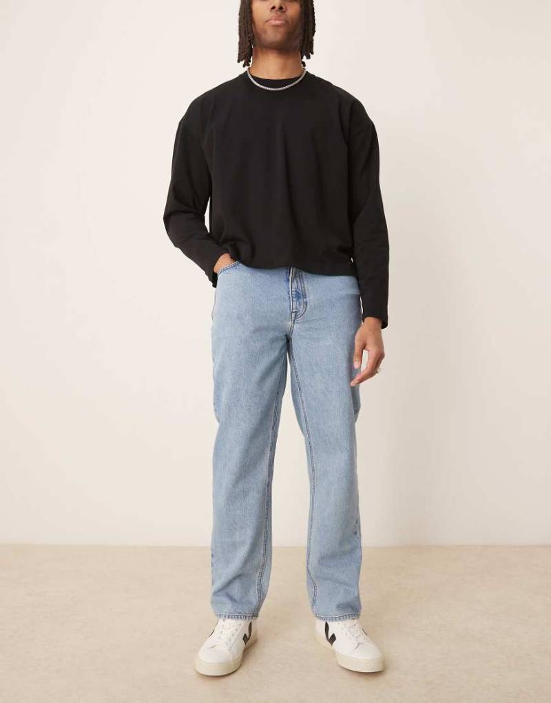 ASOS DESIGN - Straight Jeans in verwaschenem Hellblau von ASOS DESIGN