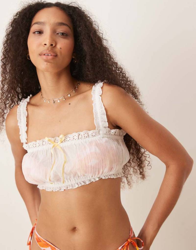 ASOS DESIGN - Strand-Bustier-Top in Weiß mit Knitterstruktur und Rüschen von ASOS DESIGN
