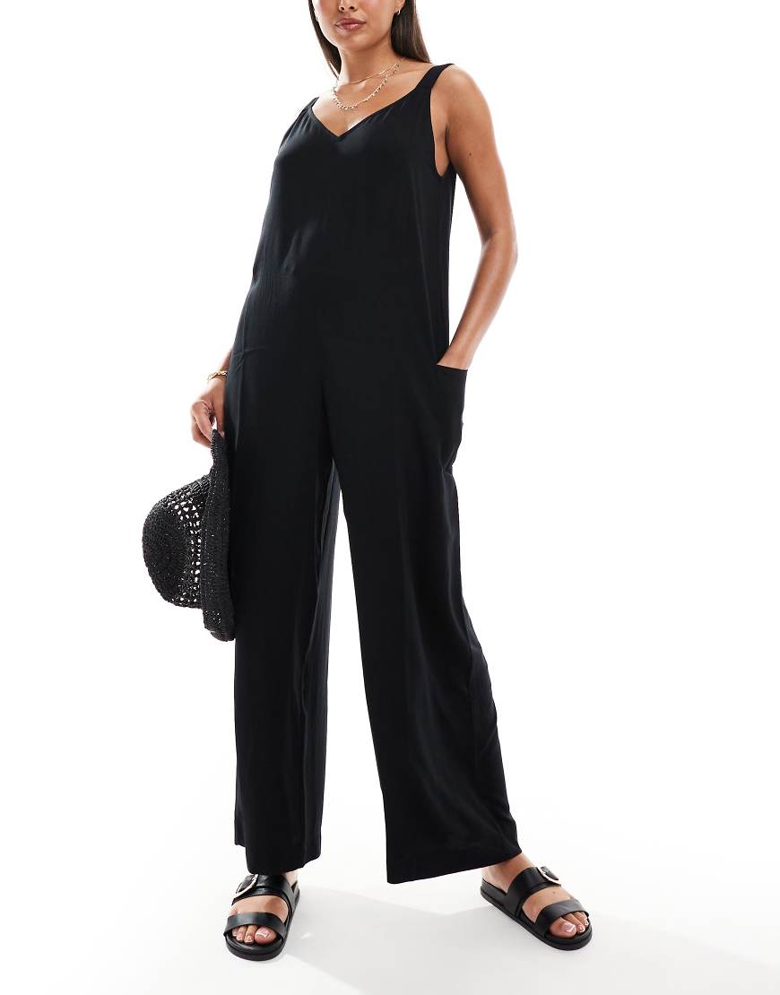 ASOS DESIGN - Strand-Jumpsuit in Schwarz mit Taschendetail ASOS DESIGN - Strand-Jumpsuit in Schwarz mit Taschendetail von ASOS DESIGN