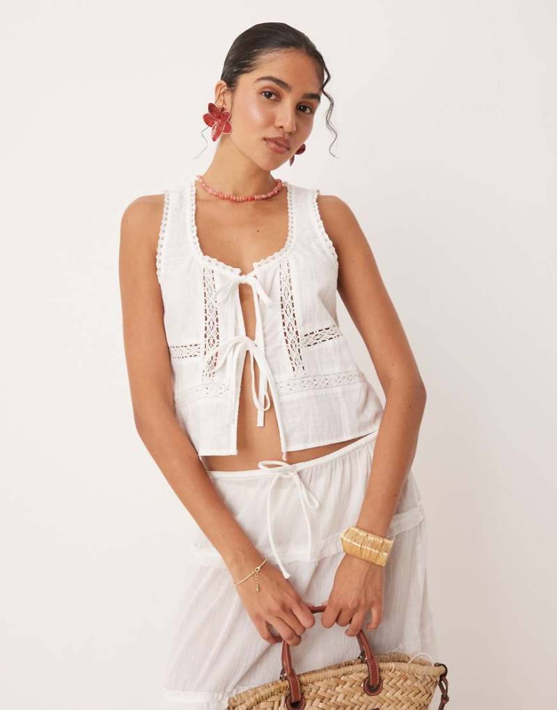 ASOS DESIGN - Strandoberteil in Weiß mit strukturiertem Einsatz aus Spitze und Bindeband vorne von ASOS DESIGN