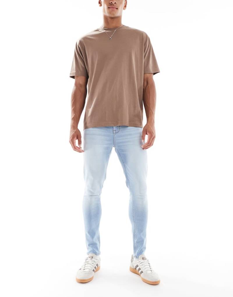 ASOS DESIGN - Stretch-Jeans aus Denim in hellblauer Waschung von ASOS DESIGN