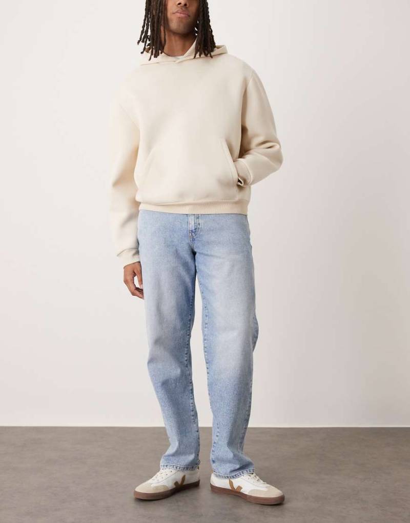 ASOS DESIGN - Stretch-Jeans mit geradem Bein in hellblauer Waschung von ASOS DESIGN