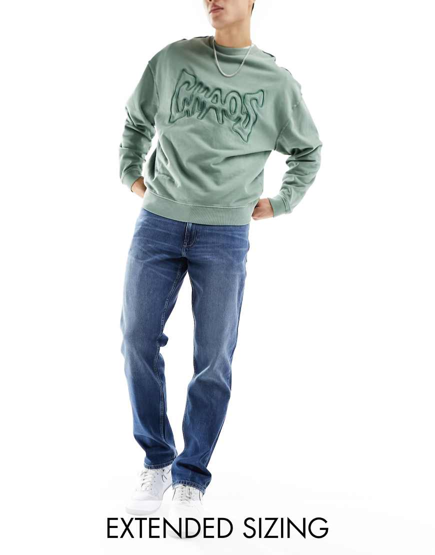 ASOS DESIGN - Stretch-Jeans mit geradem Schnitt in mittelblauer Waschung von ASOS DESIGN