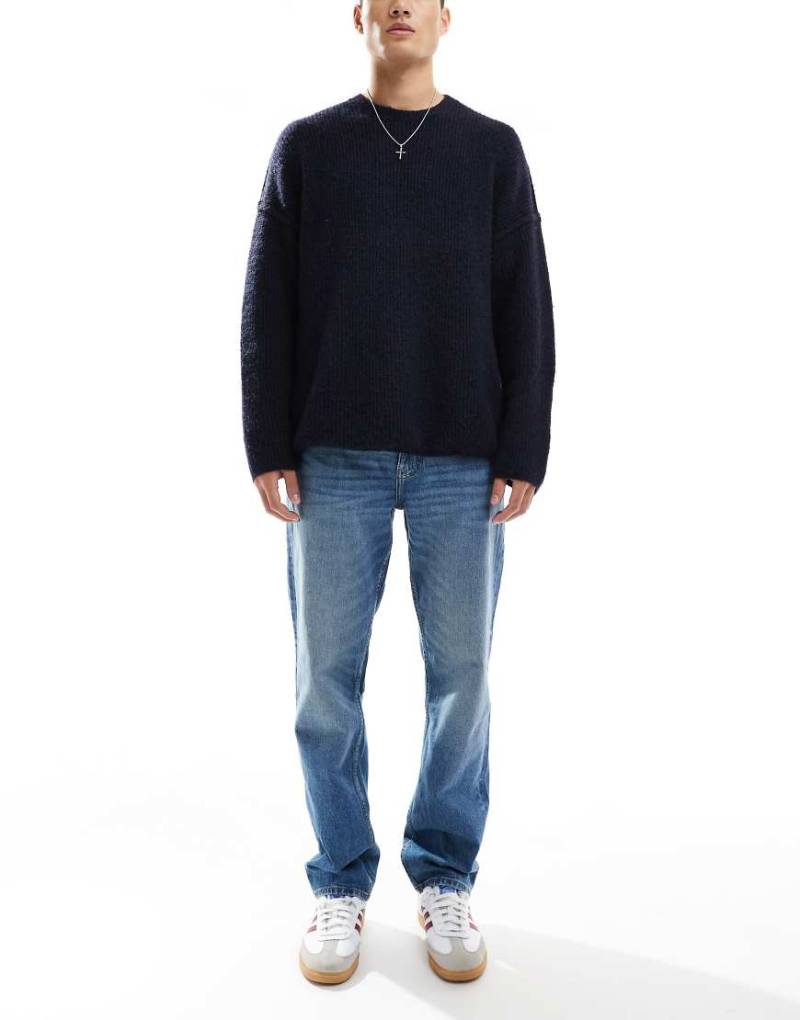 ASOS DESIGN - Stretch-Jeans mit geradem Schnitt in mittelblauer Waschung von ASOS DESIGN