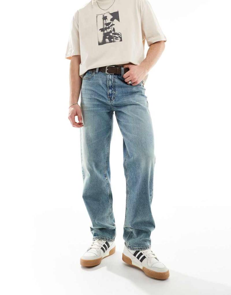 ASOS DESIGN - Stretch-Jeans mit geradem Schnitt in mittelblauer Waschung von ASOS DESIGN