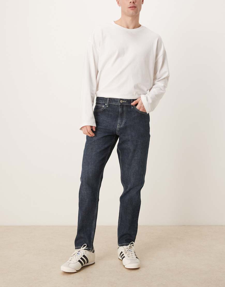 ASOS DESIGN - Stretch-Karottenjeans in dunkelblauer Waschung von ASOS DESIGN