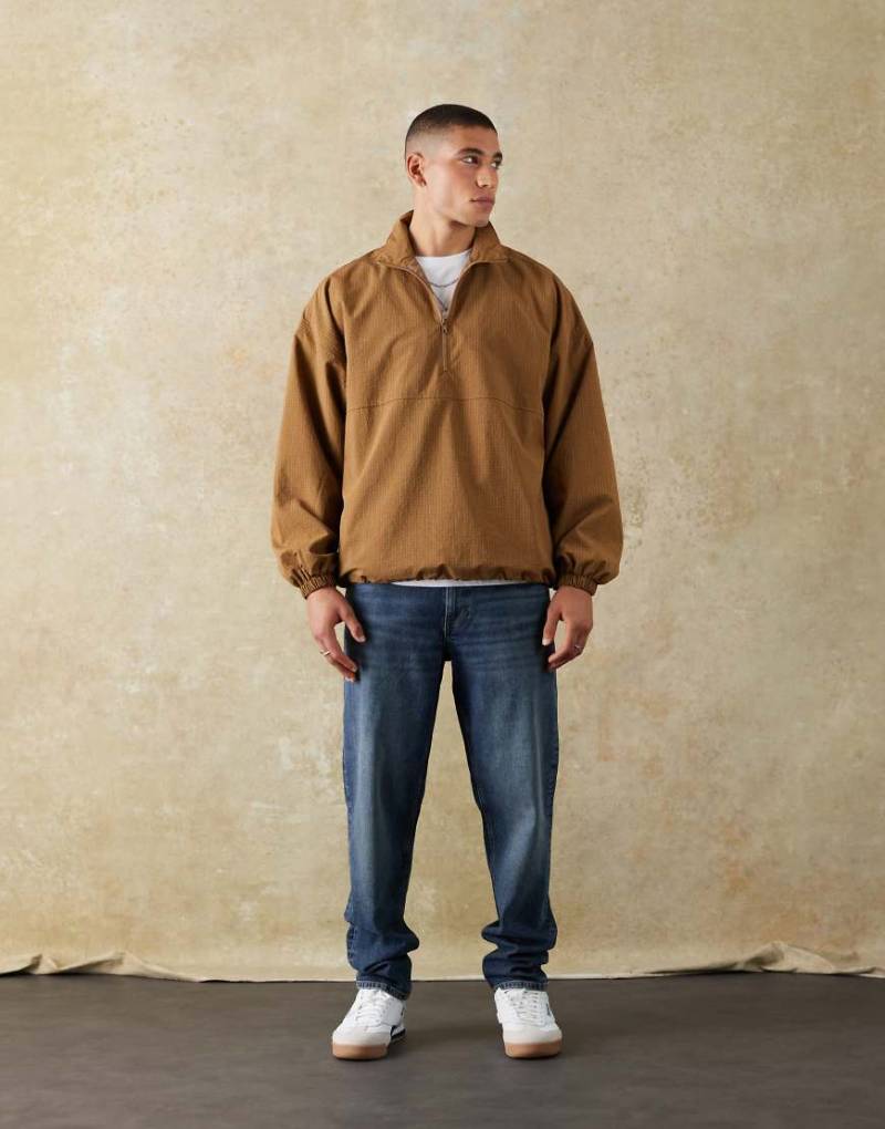 ASOS DESIGN - Stretch-Karottenjeans in dunkelblauer Waschung von ASOS DESIGN