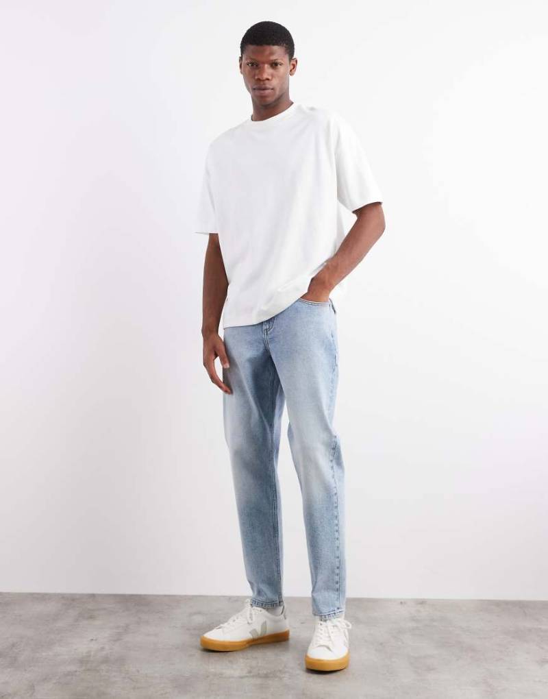 ASOS DESIGN - Stretch-Karottenjeans in verwaschenem Hellblau ASOS DESIGN - Stretch-Karottenjeans in verwaschenem Hellblau von ASOS DESIGN