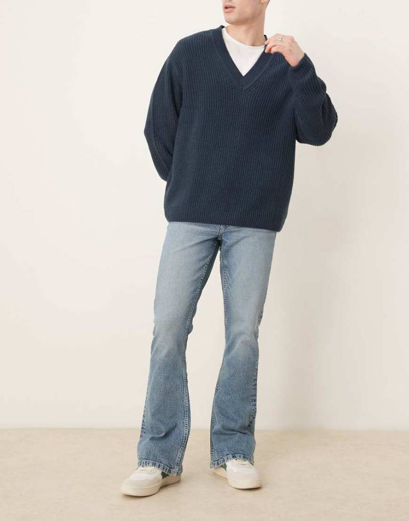 ASOS DESIGN - Stretch-Schlagjeans in verwaschenem Hellblau von ASOS DESIGN