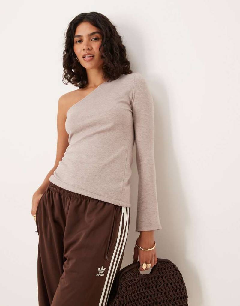 ASOS DESIGN - Strick-Oberteil in Mokka mit One-Shoulder-Träger und Raffung-Brown von ASOS DESIGN