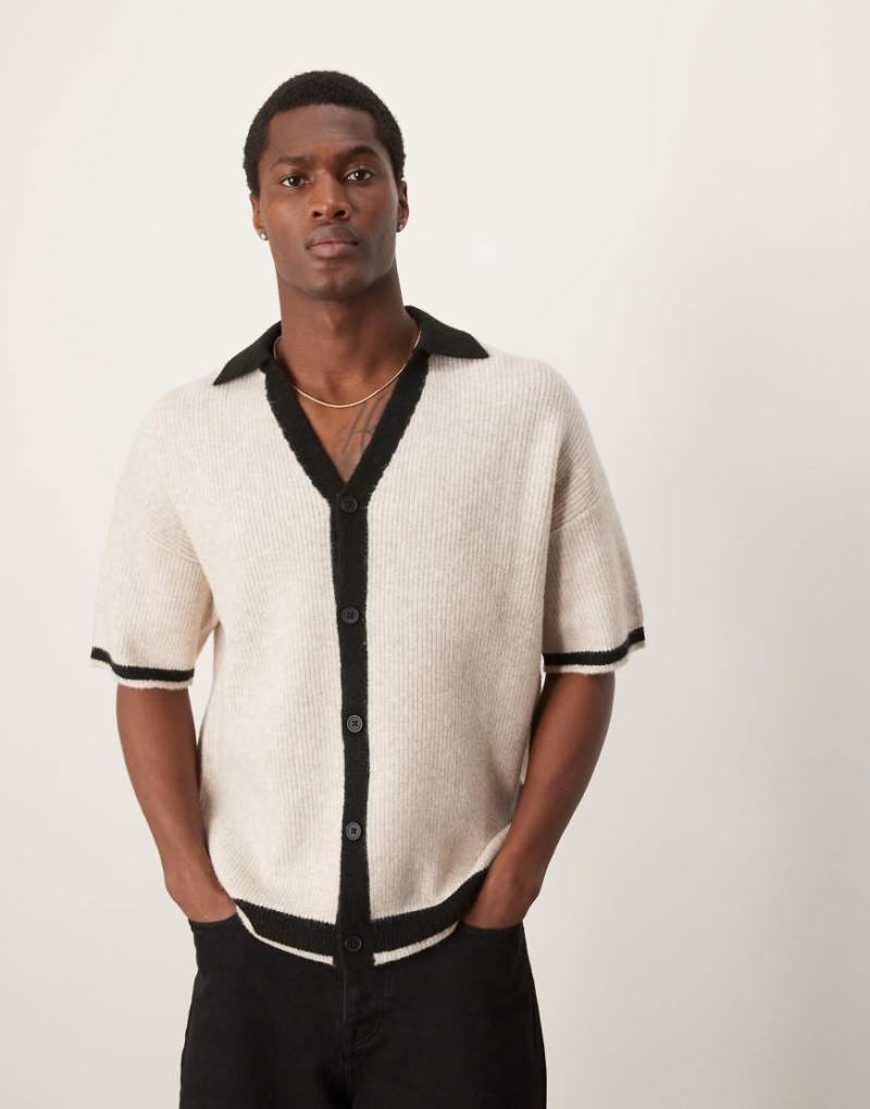 ASOS DESIGN - Strick-Polohemd in Ecru mit durchgehender Knopfleiste und kontrastierenden Nähten-Neutral von ASOS DESIGN