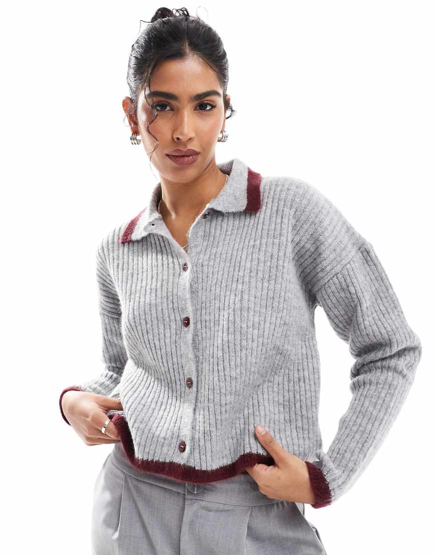 ASOS DESIGN - Strick-Polohemd in Grau mit Knopfleiste und farblich abgesetzten Zierstreifen von ASOS DESIGN
