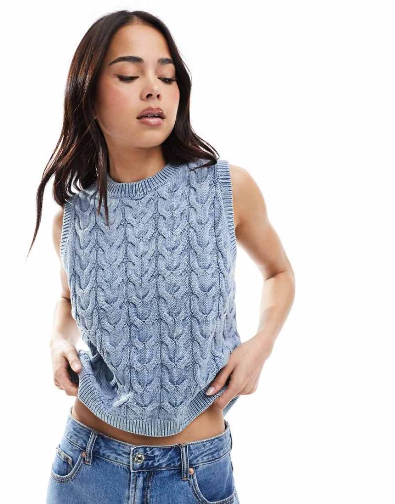 ASOS DESIGN - Strick-Pullunder mit Zopfmuster in gewaschenem Blau von ASOS DESIGN