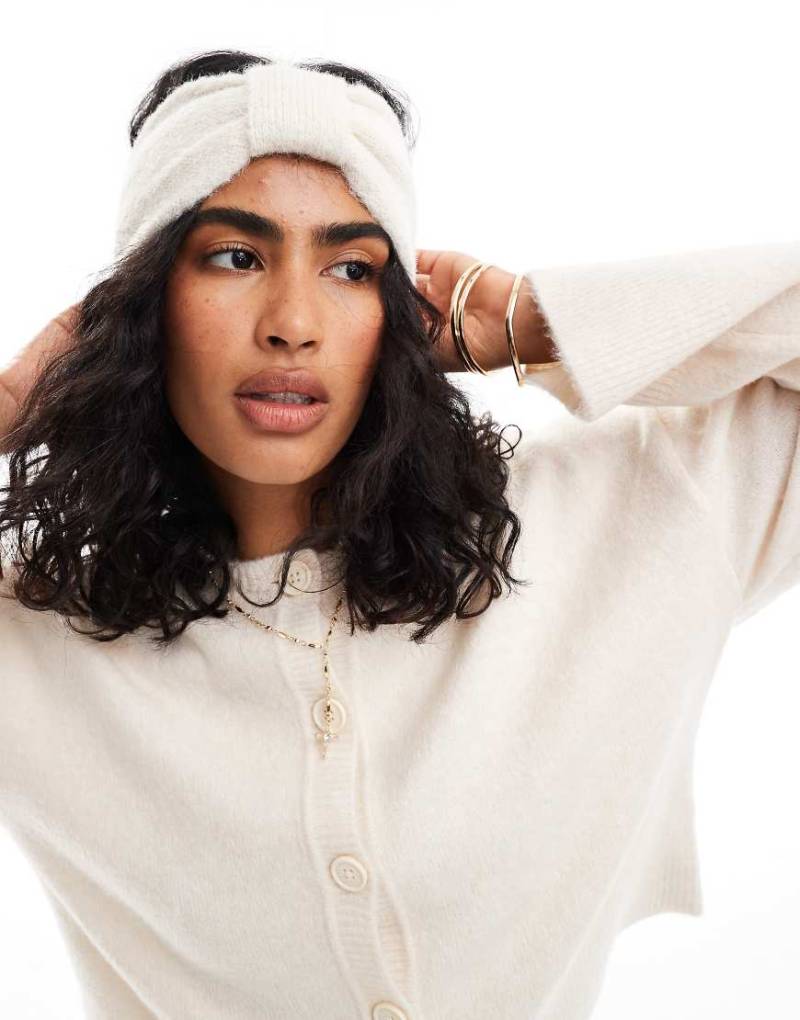 ASOS DESIGN - Strick-Stirnband aus Wollmix in Winterweiß mit Schleifen-Design von ASOS DESIGN