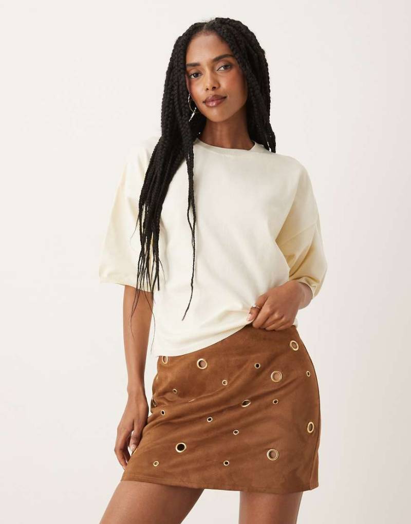 ASOS DESIGN - Strick-T-Shirt in Cremeweiß mit seitlicher Raffung ASOS DESIGN - Strick-T-Shirt in Cremeweiß mit seitlicher Raffung von ASOS DESIGN