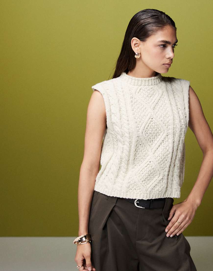 ASOS DESIGN - Strick-Tanktop aus strukturiertem Garn in Steinbeige mit Zopfmuster-Neutral von ASOS DESIGN
