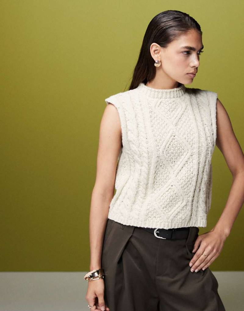 ASOS DESIGN - Strick-Tanktop aus strukturiertem Garn in Steinbeige mit Zopfmuster-Neutral von ASOS DESIGN