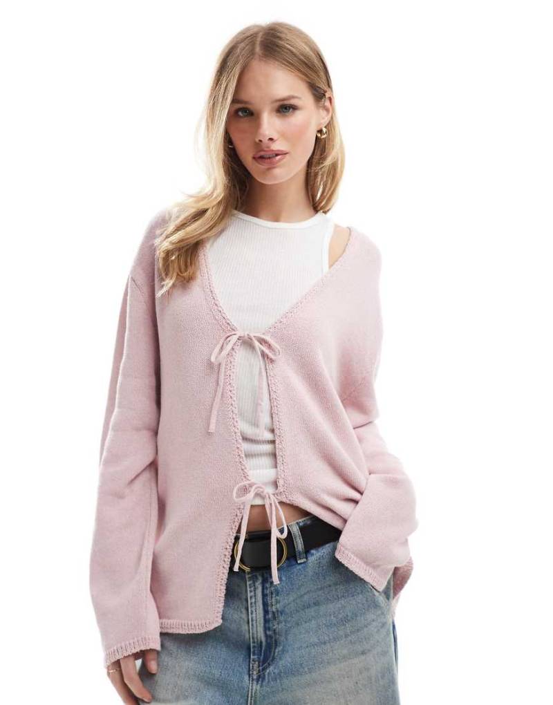 ASOS DESIGN - Oversize-Strickjacke in Hellrosa mit gebundener Vorderseite und V-Ausschnitt von ASOS DESIGN