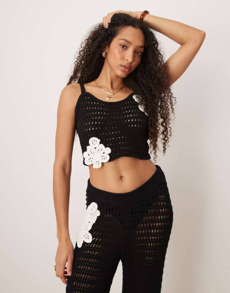 ASOS DESIGN - Strick-Trägertop in Schwarz mit gehäkelten Aufnähern in Weiß, Kombiteil von ASOS DESIGN