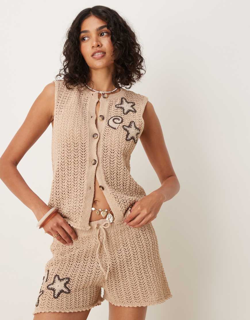 ASOS DESIGN - Strick-Weste in Braun mit gehäkelten Muschel-Applikationen, Kombiteil ASOS DESIGN - Strick-Weste in Braun mit gehäkelten Muschel-Applikationen, Kombiteil von ASOS DESIGN