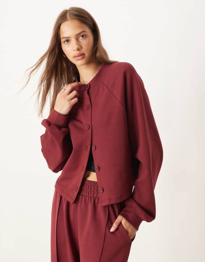 ASOS DESIGN - Strickjacke aus Interlock-Stoff in Burgunderrot von ASOS DESIGN