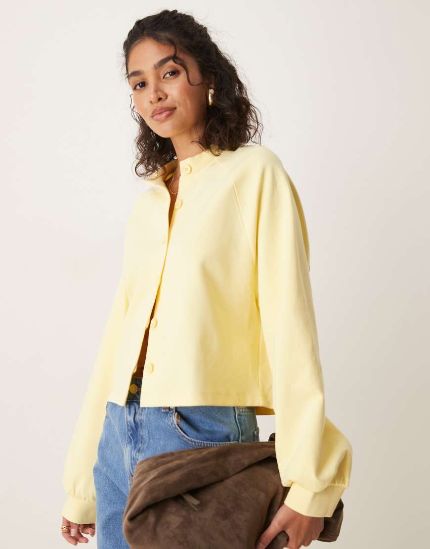 ASOS DESIGN - Strickjacke aus Interlock-Stoff in Buttermilchgelb von ASOS DESIGN