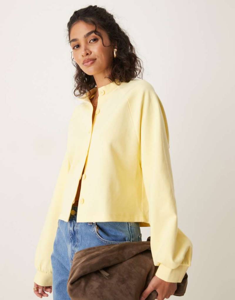 ASOS DESIGN - Strickjacke aus Interlock-Stoff in Buttermilchgelb von ASOS DESIGN