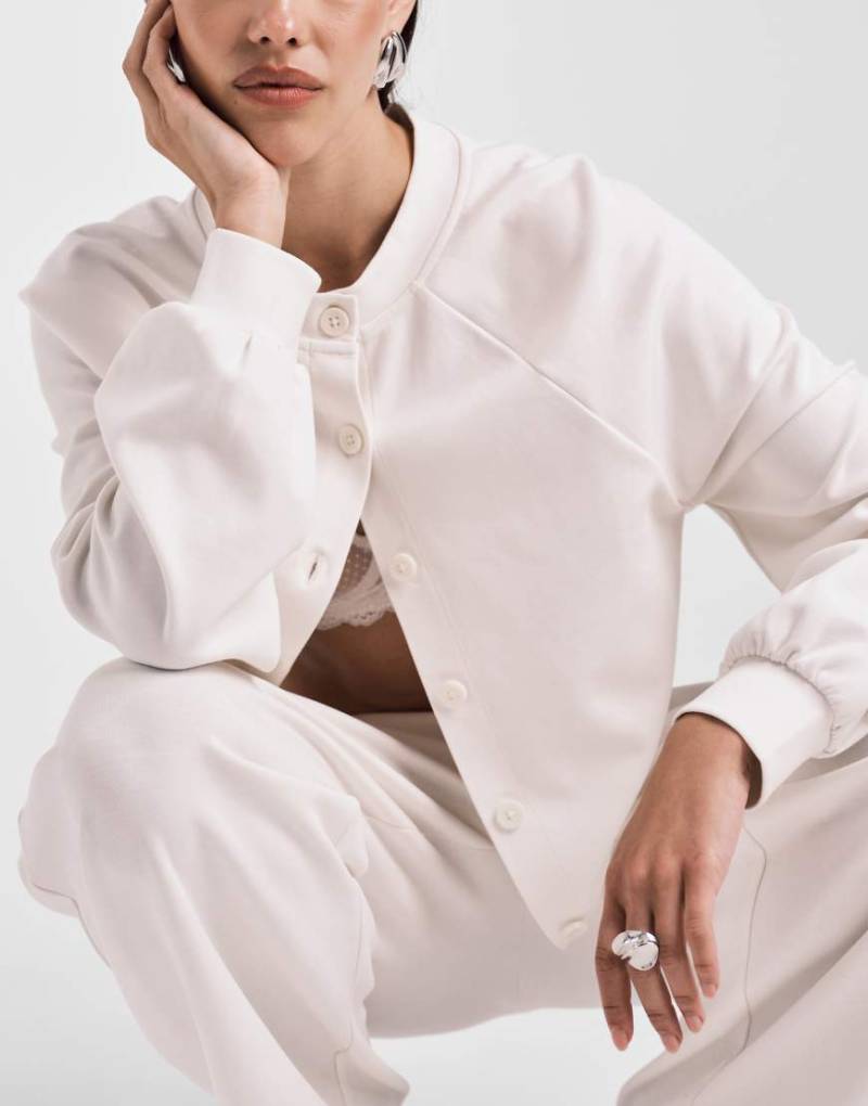 ASOS DESIGN - Strickjacke aus Interlock-Stoff in Creme-Weiß von ASOS DESIGN