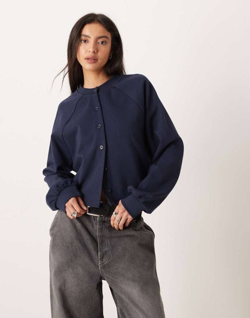 ASOS DESIGN - Strickjacke aus Interlock-Stoff in Marineblau ASOS DESIGN - Strickjacke aus Interlock-Stoff in Marineblau von ASOS DESIGN