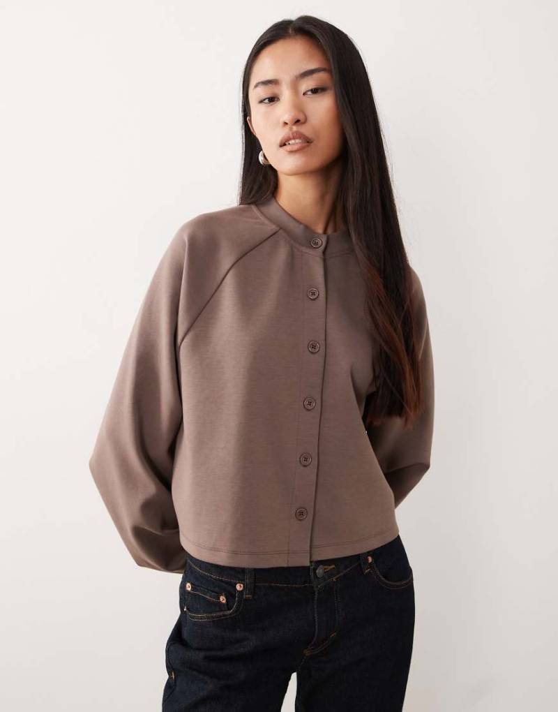 ASOS DESIGN - Strickjacke aus Interlock-Stoff in Schokobraun-Schwarz ASOS DESIGN - Strickjacke aus Interlock-Stoff in Schokobraun-Schwarz von ASOS DESIGN